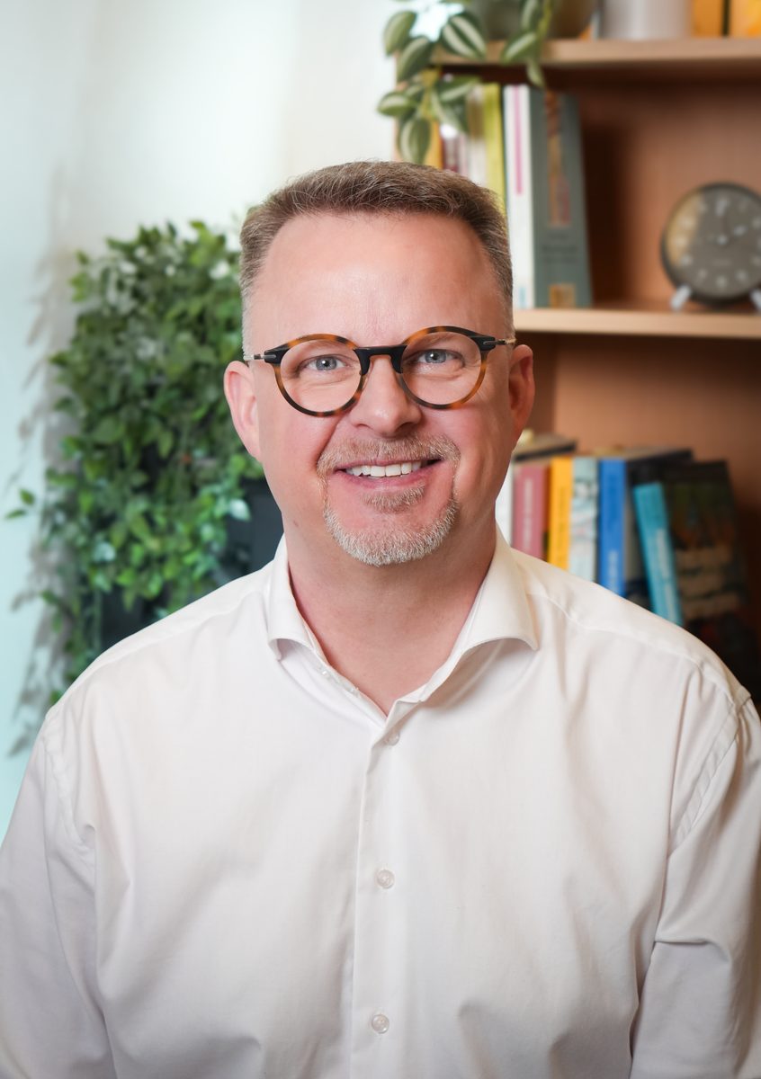 Smilende psykoterapeut Thomas Lumholt i klinikken i Sorø