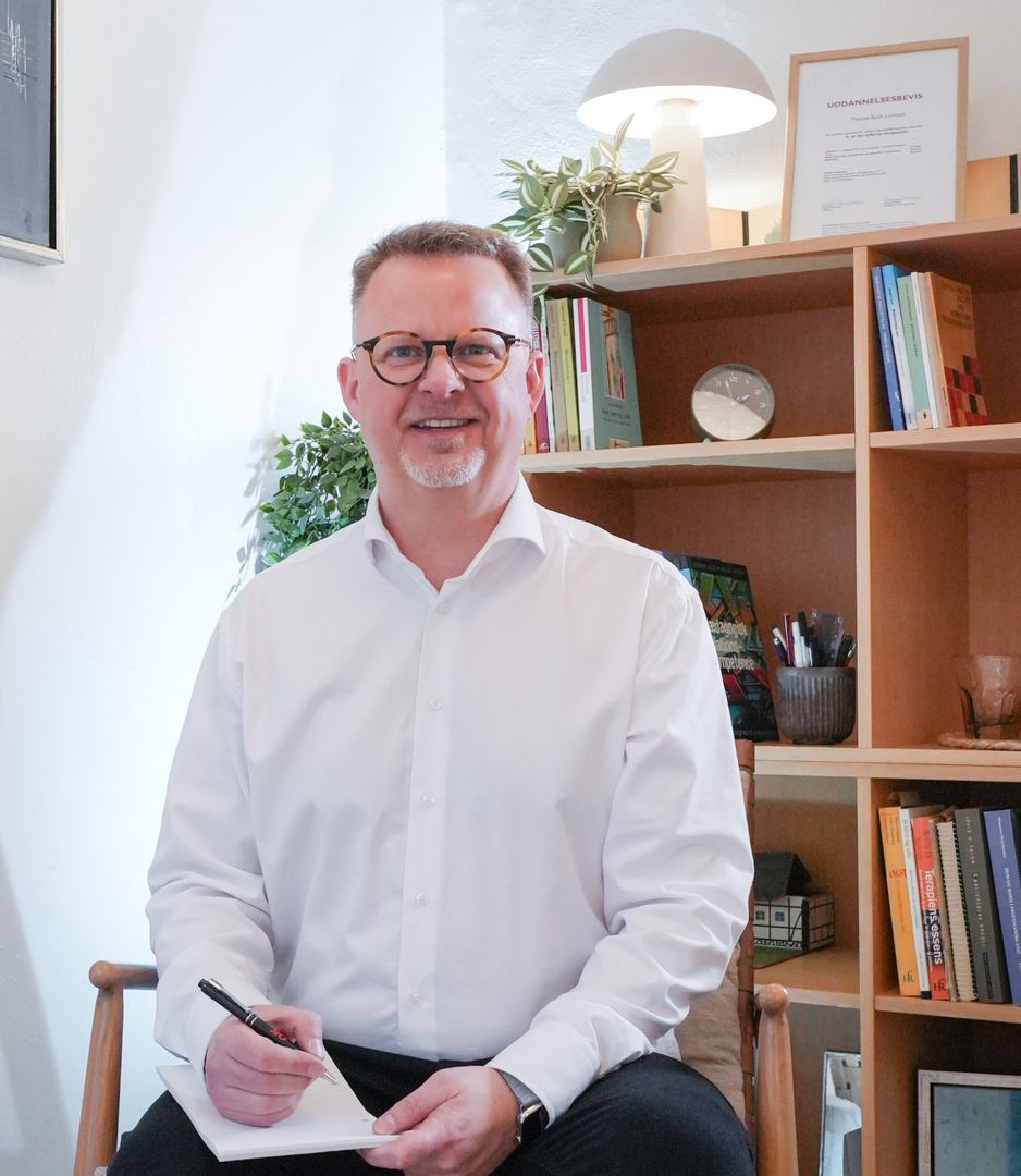 Psykoterapeut Thomas Lumholt med notesblok i klinikken i Sorø