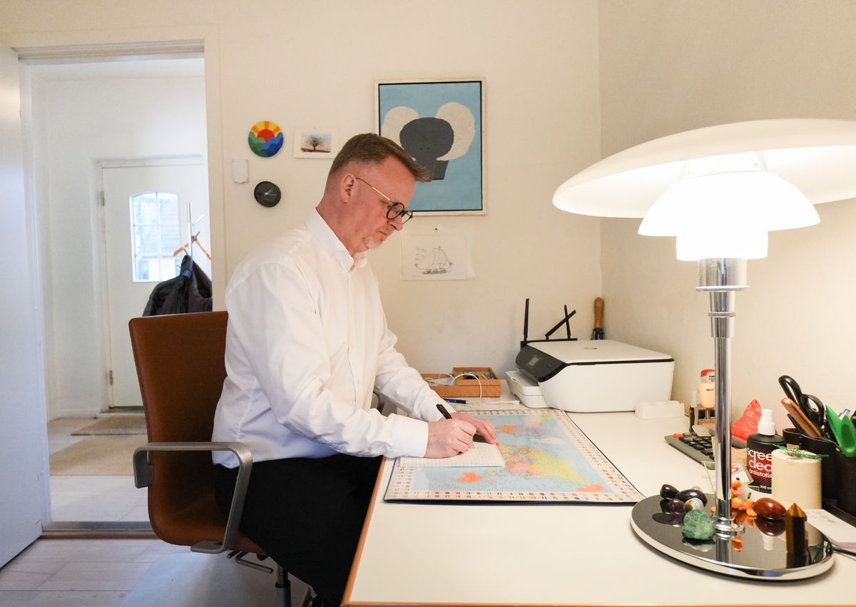 Thomas Lumholt arbejder ved skrivebordet i klinikken i Sorø