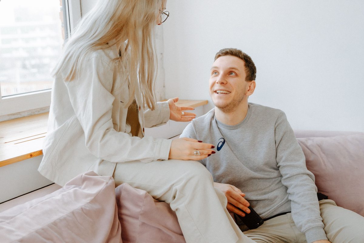 Par sidder i sofaen og taler roligt sammen om hverdagen